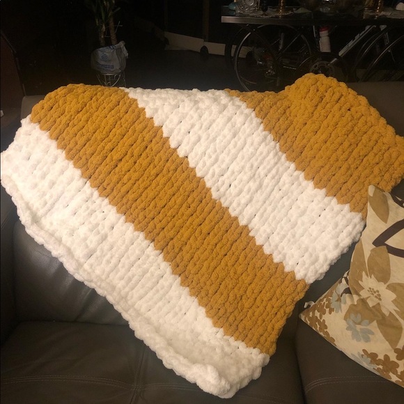 TAKING ORDERS NOW I make chunky blankets , small 65.00, med 85.00, large 145.00 - Picture 15 of 16